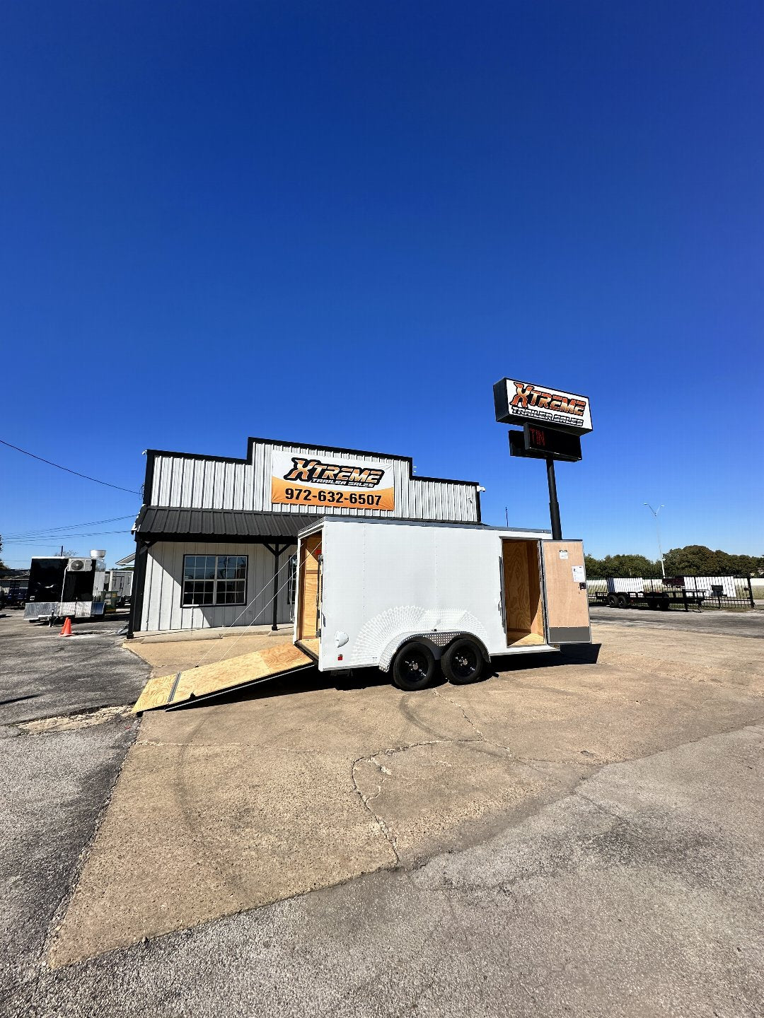 7X14 TANDEM AXLE CONTINENTAL CARGO ENCLOSED TRAILER