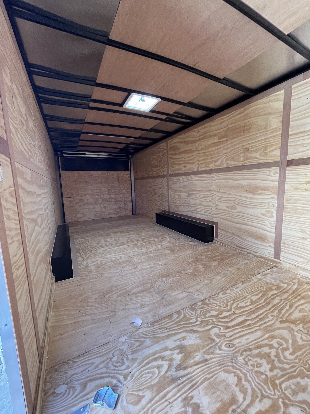 8.5X24 CONTINENTAL CARGO / ENCLOSED TRAILER