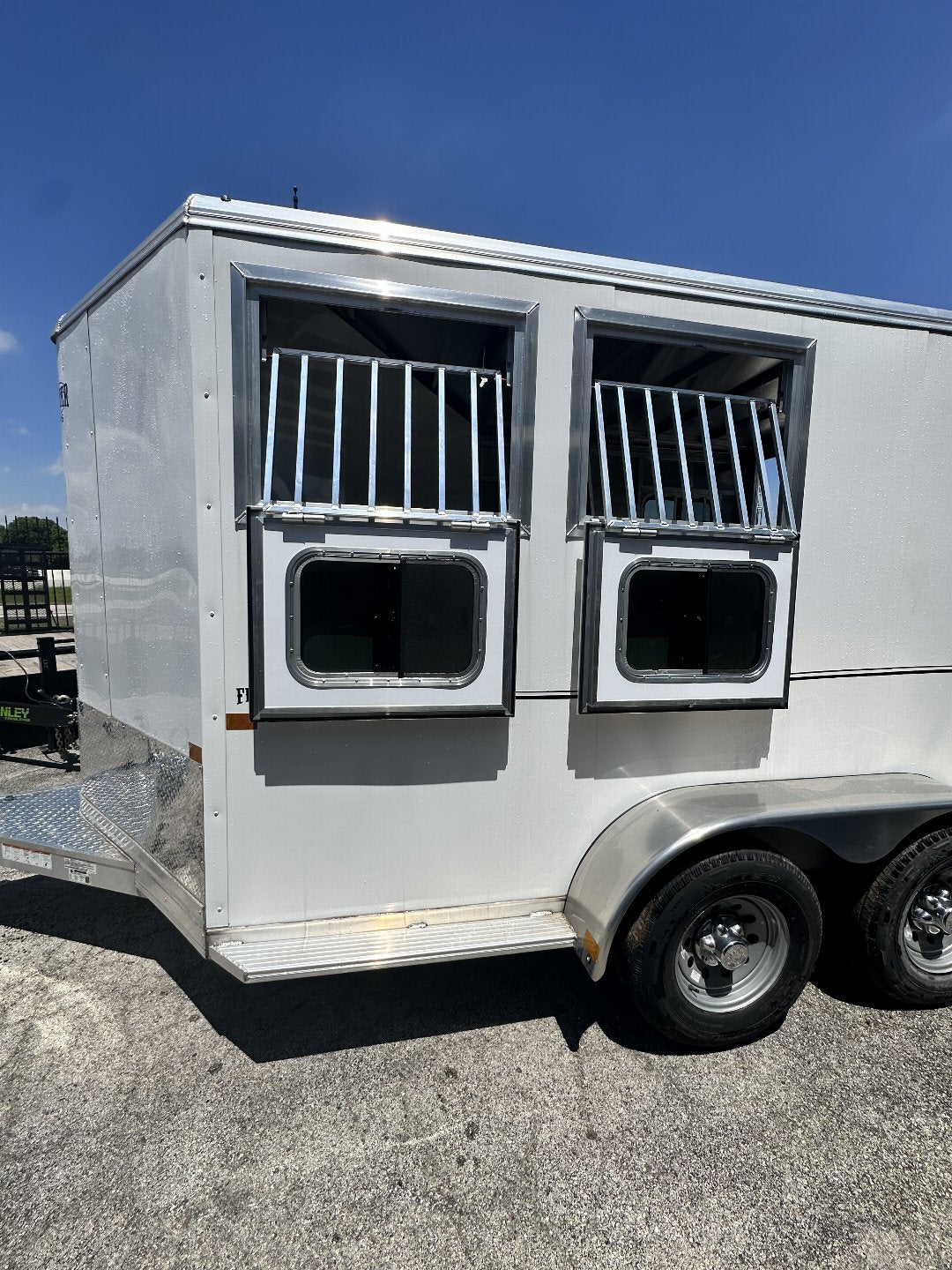 STRIDER 2 HORSE SLANT FRONTIER HORSE TRAILER