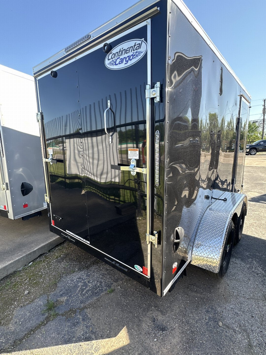 6X12 TANDEM AXLE 6'6 INT. CONTINENTAL CARGO / ENCLOSED TRAILER